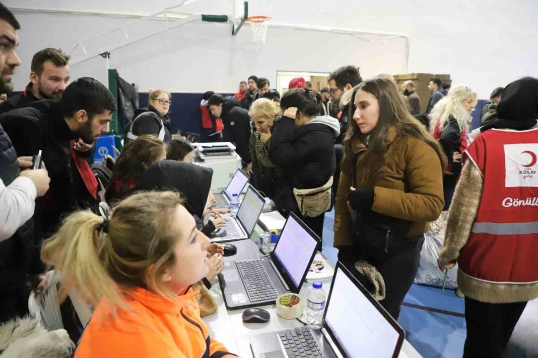 Türkiye deprem felaketine ağlıyor! Arama-kurtarma çalışmalarına katılmak için AFAD'a 100 binden fazla başvuru yapıldı 3